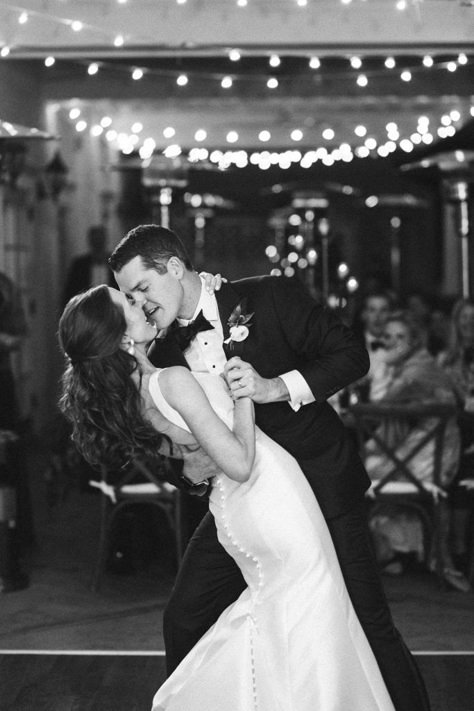 The Best Wedding Photos, Dance Black And White, Bride And Groom First Dance, Wedding Day Poses, Wedding Photo List, First Dance Photos, Cross Wedding, Dance Black, Wedding First Dance