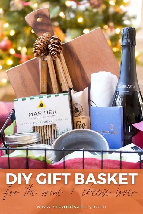 Make a Wine + Cheese Gift Basket — the perfect present for your party-throwing bestie or holiday host with the most! We all know a wine + cheese lover, right? Whether they’re a hosting novice or a connoisseur of vino, this gift basket can be customized to suit their tastes, personalities or needs. And what a great way to show how well you know and appreciate the recipient. To help them use all that’s in their basket of goodies, include a Wine + Cheese Party Cheat Sheet (free printable!). Christmas Breakfast Easy, Diy Christmas Gifts For Men, Easy Hostess Gifts, Cheese Board Gift, Cheese Gift Baskets, Cheeseboard Gift, Cheese Lover Gifts, Christmas Gift Baskets Diy, Gift Baskets For Him