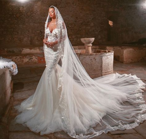 Long Wedding Train And Veil, Long Train Wedding Dress Cathedral Veils, Fairytale Dress Wedding, Blonde Lingerie, Glitzy Wedding, Italy Wedding Dress, Wedding Dress Traditional, Extravagant Wedding Dresses, Marriage Ideas