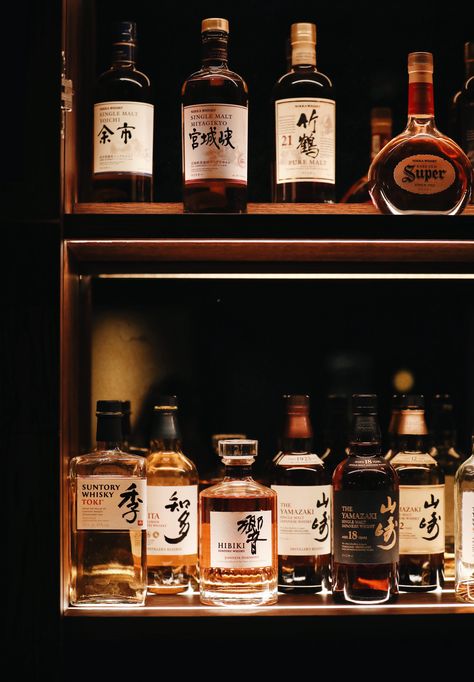 Japanese Whisky Bar, Whisky Display, Japanese Whiskey, Bar Lounge Room, Corner Bar Cabinet, Sake Bar, Suntory Whisky, Japanese Bar, Lounge Corner