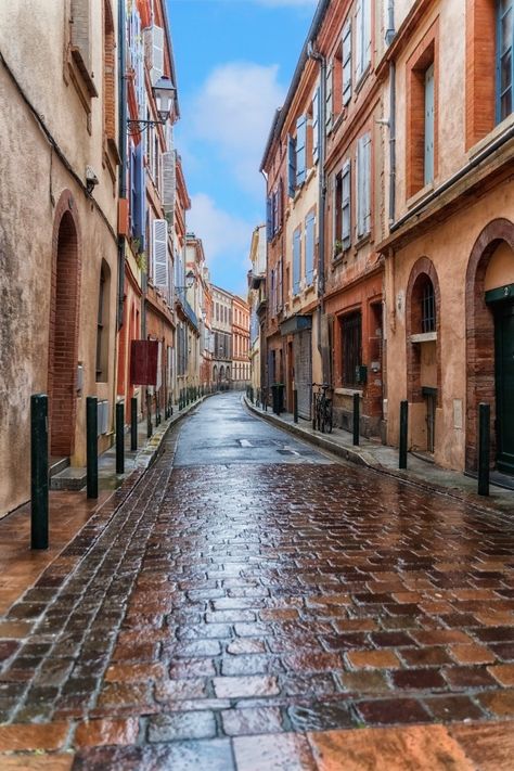 View of a narrow street in the medieval ... | Premium Photo #Freepik #photo #travel #city #building #architecture City Street View, Carcassonne France, Stone Road, French Architecture, Castle Wall, Medieval Castle, City Streets, Landscape Projects, Old City