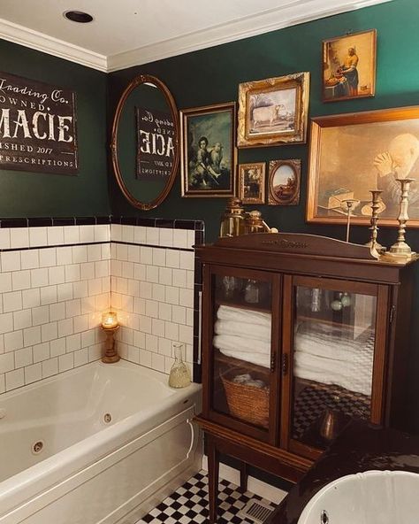 Bathroom With No Closet Storage Ideas, Middle Bathroom Ideas, Vintage Inspired Interior, Vintage Classy Home Decor, Bedroom Inspirations Antique, 1920 House Interior Ideas Vintage, Dark Moody Eclectic Bedroom, Gothic Art Deco Interior Design, Peaky Blinders Home Aesthetic