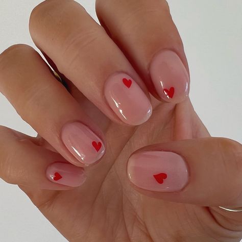 valentines nail inspo aesthetic love hearts Vday Nails, February Nails, Nail Designs Valentines, Minimal Nails, Hari Valentine, Neutral Nails, Dipped Nails, Minimalist Nails, Heart Nails