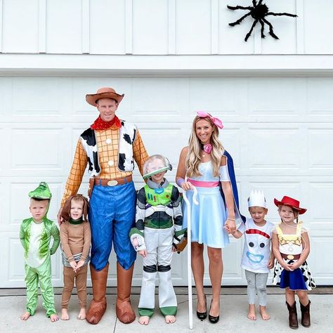 Halloween Family Toy Story, Family Costume Toy Story, Diy Toystory Halloween Costumes, Family Halloween Toy Story, Funny Twin Halloween Costumes, Slinky Dog Costume For Dog, Toy Story Bo Peep Costume Diy, Toystory Costume Group, Bo Peep Diy Costume