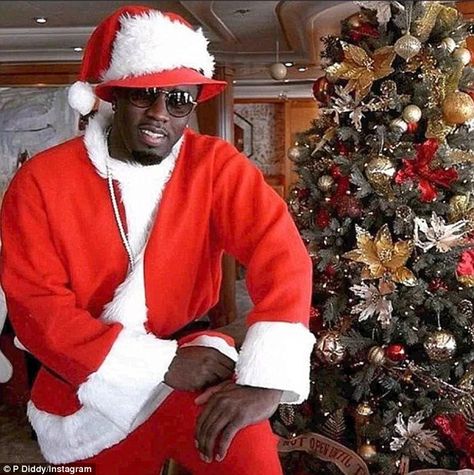 Santa daddy: P. Diddy, 47, posed as Santa on his $72million yacht in the Caribbean ... Black Santa Wallpaper, Celebrity Christmas Photos, Funny Christmas Pfp, Christmas Profile, Hosting Christmas Party, Funny Celebrity Pics, Outfits For Teenage Guys, Christmas Pfp, Hosting Christmas