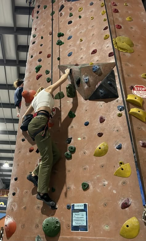 Wall Climbing Outdoor, Rock Climbing Wall Aesthetic, Rock Climbing Beginner, Outdoor Exercise Aesthetic, Rock Climbing Gym Aesthetic, Climbing Gym Outfit, Rock Climbing Aesthetic Outfit, Wall Climbing Aesthetic, Indoor Climbing Outfit Woman