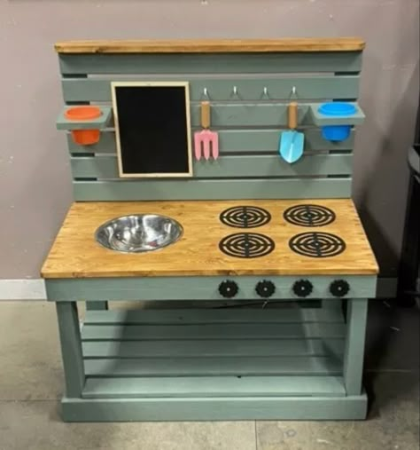 Palette Mud Kitchen Diy, Outdoor Play Kitchen, Mud Kitchen For Kids, Diy Kids Kitchen, Kids Backyard Playground, Outdoor Grill Station, Diy Kids Furniture, Pallet Kitchen, Outdoor Fun For Kids