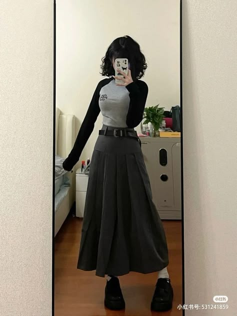 Long Grey Skirt, Rok Outfit, Core Memories, Long Skirt Outfits, Grey Skirt, Outfit Cute, Modest Fashion Outfits, Stylish Outfit, 가을 패션