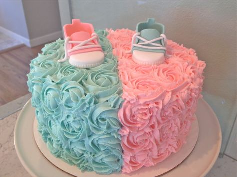 GENDER REVEAL CAKE gender reveal cake. I have to have this cake at my first baby shower one day. But, I would like it square not round. #babyshower Gender Reveal Party Food, Baby Reveal Cakes, Idee Babyshower, Baby Reveal Party, Piggly Wiggly, Gender Party, Baby Gender Reveal Party, Gender Reveal Cake, Twins Baby Shower