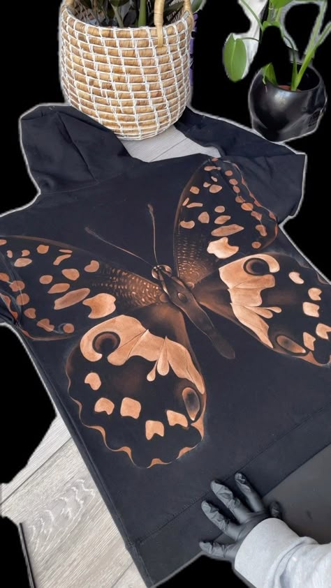 Bleach Leaf Print, Bleach Designs On Black Jeans, Cool Bleach Shirt Designs Grunge, Bleach Fabric Art, Bleach Paint Shirt Ideas, Bleach Painted Jacket, Bleach Pattern Shirt, Bleached Clothes Design, Drawing On A T-shirt