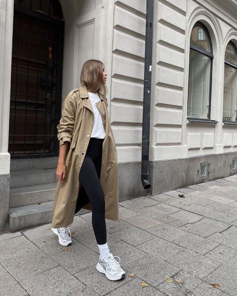 This Casual Outfit Will Take You Straight Into the Weekend Trench Outfit, Black Leggings Outfit, Leggings Outfits, Trench Coat Outfit, Legging Outfits, Mode Casual, Looks Street Style, Coat Outfits, Weekend Outfit