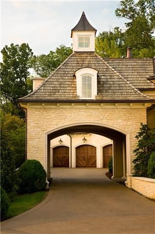 Really frames your drive and you could put a kids games room up the top... Cupula Ideas, Entrance Driveway, Plant Inspiration, Barn Houses, Porte Cochere, House Garage, Renzo Piano, Modern Farmhouse Exterior, Casa Exterior