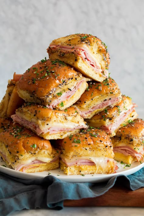 Ham Breakfast Casserole, Sliders Recipes Hawaiian Rolls, Holiday Ham Recipes, Ham Cheese Sliders, Ham Sliders, Savory Ham, Ham And Cheese Sliders, Ham Breakfast, Breakfast Slider