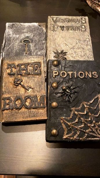 Diy Halloween Book Covers, Diy Witch Books, Spellbook Diy, Diy Halloween Books, Diy Halloween Spell Book, Diy Old Books, Festive Halloween Decor, Halloween Spell Book, Potions Book