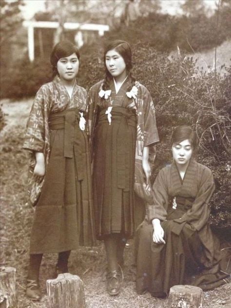 Japanese school uniform. 1890s. - the more you know post - Imgur Meiji Era Kimono, Japan Meiji Era, 1920s Japan, Kimono Hakama, Taisho Period, Furisode Kimono, Taisho Era, Edo Era, Mode Kimono