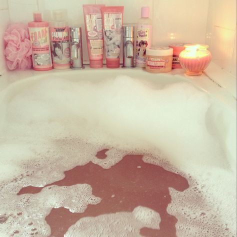 Soap and glory galore. perfect for those cold winter days. just add some christmas music and grab a book and your good to go. Tumblr Girly Aesthetic 2013, Spa Kits, 2010s Aesthetic, Paige Hyland, Pink Tumblr Aesthetic, Soap And Glory, Malibu Barbie, Diy Room, Spa Kit