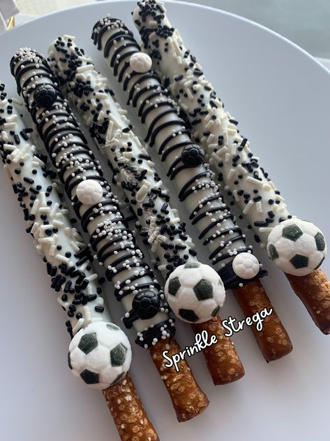 12 chocolate covered pretzels with edible soccer balls and sprinkles Soccer Theme Desserts, Soccer Party Food Ideas, Soccer Parties, Soccer Party Food, Soccer Food, Soccer Treats, Soccer Birthday Party Ideas, Soccer Baby Showers, Soccer Birthday Party