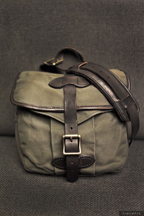 FILSON Small Field Bag. Best with small bins and notebook! No longer avail in this colorway, sadly Filson Bag, Filson Bags, Vintage Canvas Bags, Fishing Bag, Field Bag, Farm Clothes, Ethnic Bag, Chest Rig, Canvas Messenger Bag