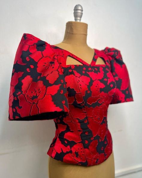 Brocade Tops Classy, Brocade Blouse Designs, African Print Tops, Short African Dresses, African Dresses Modern, African Inspired Clothing, Kids Dress Wear, African Lace Dresses, African Fashion Traditional