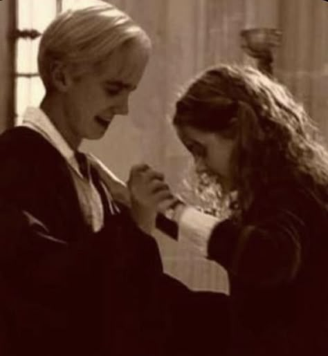 Emma And Tom, Hermione Malfoy, Draco Y Hermione, Hermione And Draco, Draco And Hermione Fanfiction, Glume Harry Potter, Draco Malfoy Fanart, Draco Hermione, Dramione Fan Art