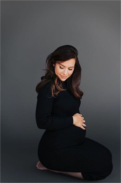 Maternity Pictures On Couch, Maternity Photography Poses Single, Maternity Poses Single Studio, Maternity Shoot Ideas, Indoor Maternity Photos, Pregnancy Poses, Baby 2024, Maternity Studio Photoshoot, Studio Maternity Photos