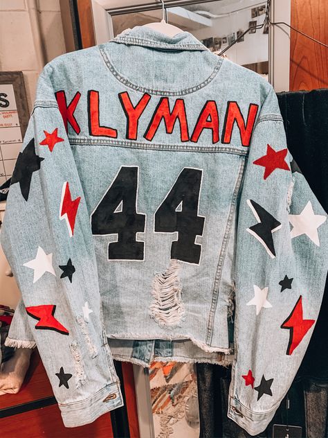 Custom hand painted denim. Perfect for any occasion! Check out my insta @pipers_paintshop Painted Denim Jacket Football, Jean Jacket Painted Football, Nfl Denim Jacket, Football Denim Jacket, Senior Jean Jacket Painted, Painted Jean Jacket School Spirit, Painted Jeans School Spirit, School Spirit Outfit, Hockey Jacket