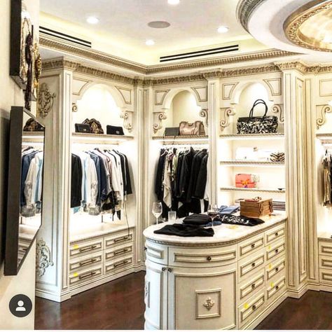 Luxury Cloakroom, Queenslander Renovation, Walk In Closet Ideas, Kardashian Home, Southern Home Interior, Bedroom Closets, Luxury Closets, Closets Design, Dress Room