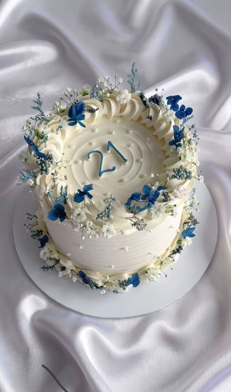 Blue Rose Cake Birthday, Flower Birthday Cake Aesthetic, Birthday Cake For 23 Year Old Women, 19 Year Old Birthday Cake Ideas, Blue Flower Cake Birthday, Baby Blue Birthday Theme, Light Blue And White Birthday Theme, Pastel Blue Cake Aesthetic, Blue 21st Birthday Cake