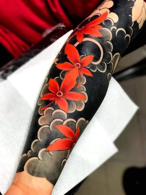 Japanese Floral Tattoo, Japanese Forearm Tattoo, Japanese Tattoos For Men, Mangas Tattoo, Japanese Flower Tattoo, Forearm Band Tattoos, Blackout Tattoo, Floral Tattoo Sleeve, Irezumi Tattoos