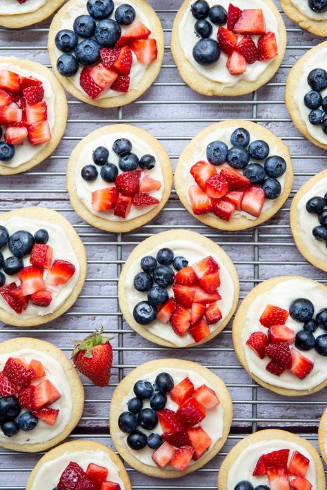 These fruit pizzas feature soft sugar cookies topped with a cream cheese frosting and fresh blueberries and strawberries for a fun 4th of July dessert! Fruit Pizza Cookies, Sugar Cookie Pizza, Rhubarb Oatmeal, 4th Of July Food Ideas, July Food Ideas, Fruit Sugar Cookies, Fruit Pizzas, Mini Fruit Pizzas, Blueberries And Strawberries