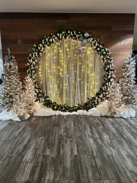 Light Wedding Arch, Winter Wonderland Christmas Party, White Christmas Party, Church Christmas Decorations, Red And Gold Christmas Tree, Christmas Stage, Flocked Christmas Trees Decorated, Christmas Church, Light Wedding