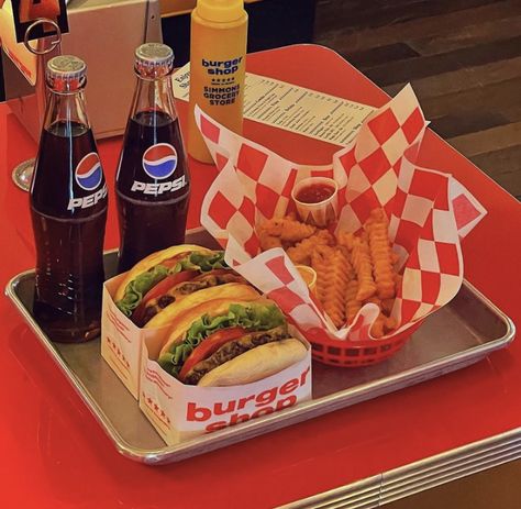 80s Diner Aesthetic, Retro Diner Food, Hamburger Aesthetic, Burgers Aesthetic, Diner Burger, Burger Aesthetic, Retro Burger, Diner Aesthetic, Burger Food