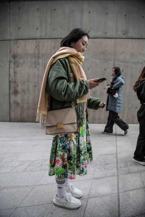 Korean Street Fashion Took the Spotlight at Seoul Fashion Week 2023 Fall/Winter | Teen Vogue Korean Winter Outfits Street Style Seoul, South Korea Fall Fashion, Seoul Fashion Week 2023, Korean Street Fashion Outfits Aesthetic, Seoul Winter Outfit, Asian Street Style Korea Seoul Fashion, Korean Street Style Aesthetic, Korean Winter Outfits Street Style, Seoul Fashion Week Runway