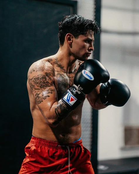 Boxing Body Men, Mma Aesthetics Men, Gym Body Men, Aesthetic Poses Men, Mma Aesthetics, Mma Aesthetic, Kickboxing Aesthetic, Boxing Men, 17 Doğum Günü