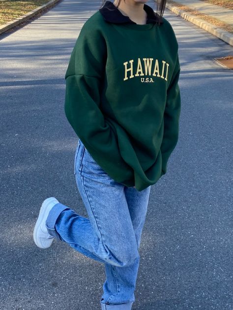 Green Sweat Shirt Outfits, College Sweatshirt Aesthetic, Green Hoodie Outfit, Bff Matching Outfits, Outfits Con Jeans, Sweatshirt Aesthetic, Country Style Outfits, Casual College Outfits, Trendy Dress Outfits