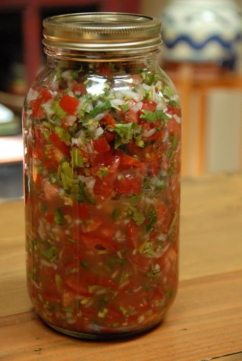 Pickling Veggies, Pickle Onions, Fermented Salsa, Fermented Vegetables Recipes, Jar Salad, Fermented Veggies, Canning Ideas, Tomatoes Recipe, Fermentation Recipes