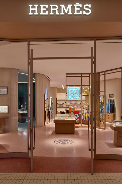 The new Hermès store at Aventura Mall fuses Miami’s unique coastal atmosphere with the luxury fashion house’s French spirit. Customers enter the store through an undulating glass façade, reminiscent of the waves of the sea and framed in metal in a warm shade of pink. Across the threshold, discover all 20 product categories such as leather goods, fine silk scarves, ties, men and women’s ready-to-wear collections, jewelry, fragrance, Art de Vivre, and Art de Table. Visit Hermès at Aventura Mall. Hermes Interior, Aventura Mall, Hermes Store, Fashion Showroom, Hermes Fashion, Hermes Shop, Clinic Interior Design, Store Layout, Store Interiors