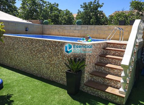 Piscina elevada con lámina persia azul Homemade Swimming Pools, Small Above Ground Pool, Ideas De Piscina, Homemade Pools, Mini Swimming Pool, Swimming Pool Ideas, Deck Piscina, Best Above Ground Pool, Ground Pool Ideas