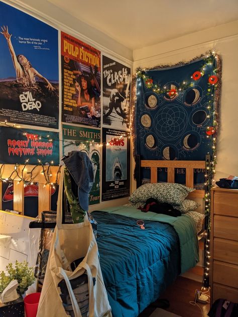 Aesthetic dorm room with fairy lights College Rugs Dorm Ideas, Uiuc Dorm Room Ideas, Artsy College Dorm, Dorm Maximalist, Fun Dorm Decor, Hippy Dorm Room, Dark College Dorm, Funky Dorm Room Ideas, Grunge College Dorm