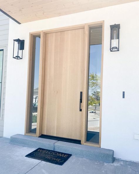 Oak Door Exterior, Front Door Scandinavian, Oak Entrance Door, Front Door Ideas Wood, Wood Slat Front Door, Scandinavian Front Door, White Oak Front Door, Scandinavian Entrance, Wood Entrance Door