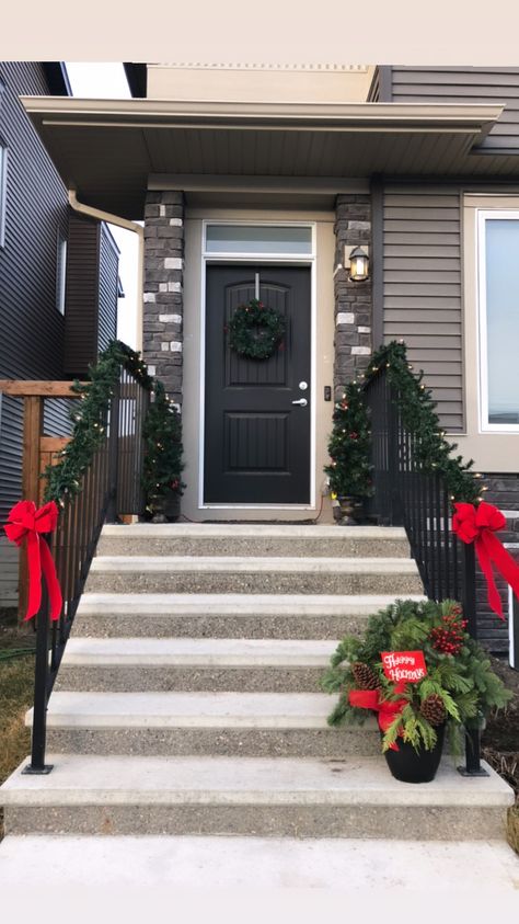 #christmas #christmasdecor #frontporchdecor #garland Outdoor Stairs Christmas Decor, Stairs Christmas Decor, Front Porch Stairs, Stairs Christmas, Outside Stairs, Porch Stairs, Front Porch Steps, Outside Design, Porch Steps