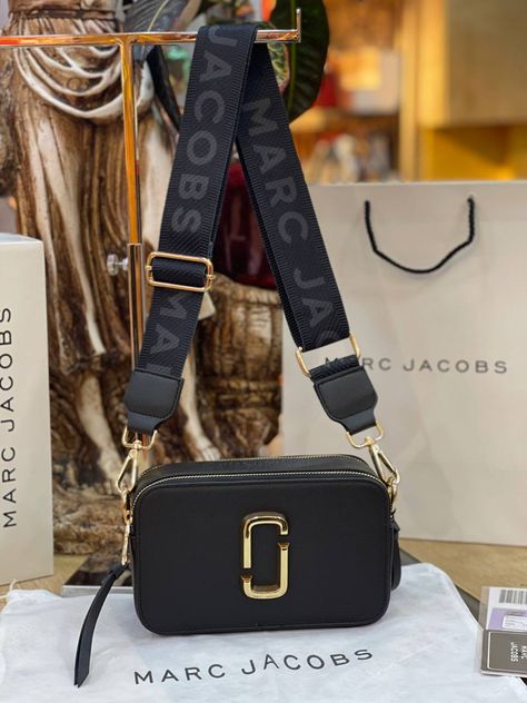 Marc Jacobs Bag Outfit, Trendy Bags 2023, Marc Jacobs Snapshot Bag Outfit, Snapshot Marc Jacobs, Tas Lv, Luxury Crossbody Bag, Marc Jacobs Snapshot Bag, Bags Marc Jacobs, Marc Jacobs Crossbody Bag