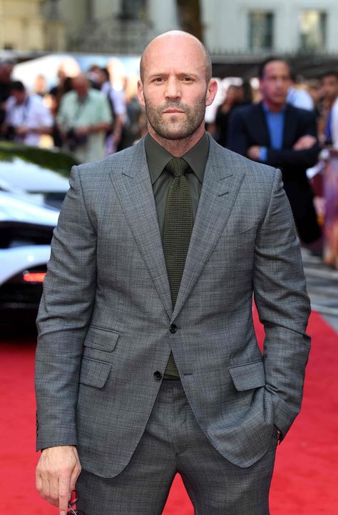 Jason Statham, a British actor known for his tough-guy roles, is selling his renovated Malibu,... Jason Statham 2023, Jason Statham Fast And Furious, Jason Statham Suit, British Actors Handsome, Hollywood Actors Handsome, Jason Statham Style, Jason Statam, Statham Jason, Jason Statham Body