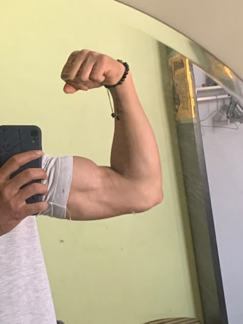 Male Arms Aesthetic, Bicep Flexing Men, Bicep Drawing Reference, Bicep Pic, Muscular Boyfriend, Muscle Boyfriend, Men Workout Motivation, Biceps Aesthetic, Guy Hands