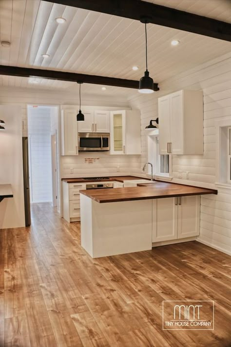 Cozy and Functional: Tiny Home Layout Ideas Shed House Interior, Home Layout Ideas, Cute Tiny House, Tiny Home Shed, Tiny Home Layout, Tiny House Shipping Container, Tiny House Company, Tiny House Camper, Small Tiny House