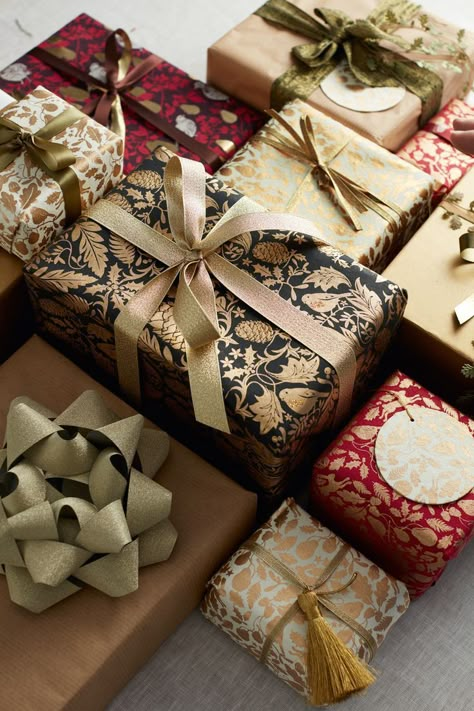 Christmas Wrapping Aesthetic, Moody Christmas, Wrapped Presents, Desain Pantry, Wrapping Inspiration, Wrapping Techniques, Gift Wrapping Inspiration, Christmas Wrap, Unique Gift Wrapping