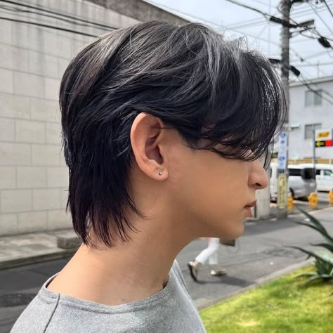 Comma hair mullet is a trendy and versatile haircut that combines the classic mullet with a stylish comma-shaped side bang. This haircut is perfect for men who want a unique and eye-catching style. #commahair #mullet #menshairstyles Middle Part X Mullet, Asian Middle Part Mullet, Center Part Mullet Men, Middle Part Asian Men, Medium Mullet Haircut, Wolf Cut Asian Men, Asian Wolf Cut Men, Medium Mullet Mens, Asian Men Hairstyle Medium