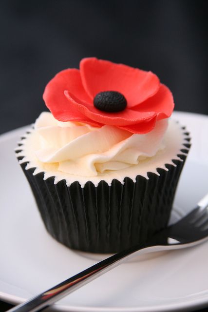 Poppy Cupcake by The Clever Little Cupcake Company (Amanda), via Flickr Poppy Cottage, Poppy Cake, Cookies Cupcake, Buttercream Decorating, Novelty Birthday Cakes, Creative Cupcakes, Cupcake Flavors, Cake Making, Cupcake Designs