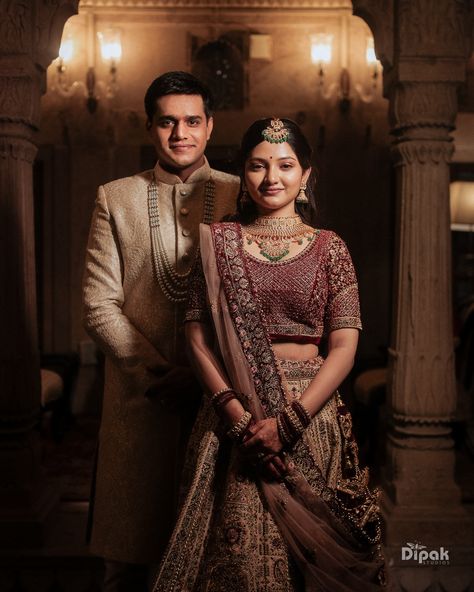 Trending Wedding Couple Poses, Reception Pictures Indian, Indian Couple Reception Photoshoot, Engagement Ceremony Couple Poses, Reception Poses Indian, Wedding Reception Portraits, Pose Couple Wedding, Wedding Couple Portrait Photography, Couple Poses Marriage