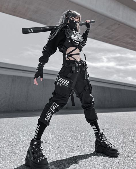 Cyberspace Aesthetic Outfits, Sporty Women Outfits, Woman Motorcycle Outfit, Techwear Makeup, Cyberpunk Women Fashion, Techwear Reference, Futuristic Cyberpunk Fashion, Cyberpunk Outfits Female, Cyberpunk Inspired Outfit